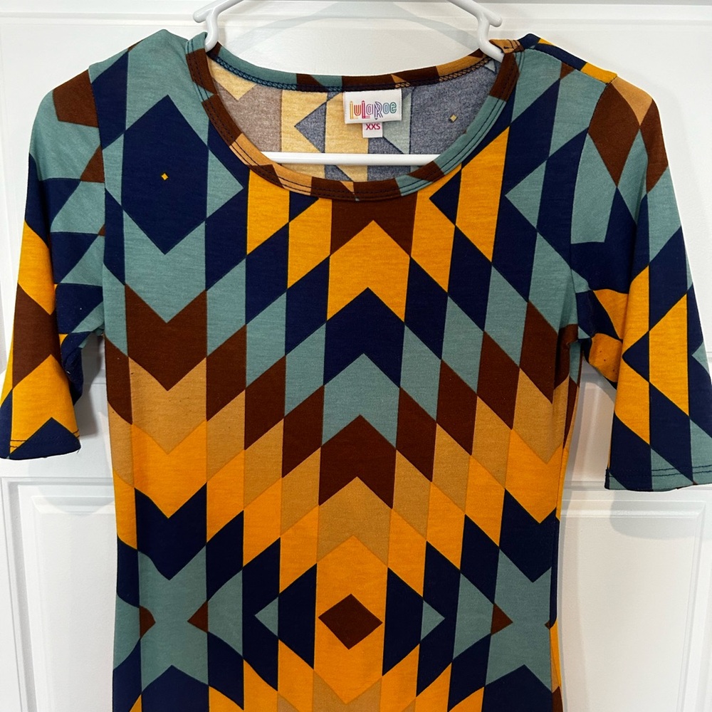 Lularoe geometric dress Size: XXS. Such a flattering dress!